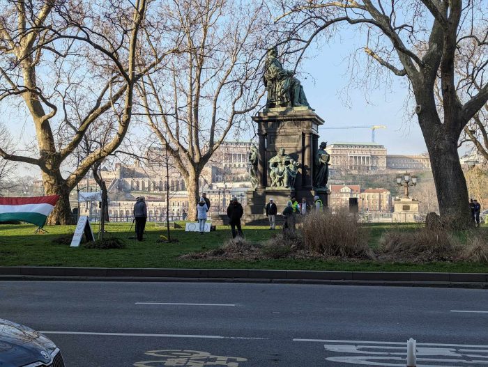 Tízen tüntettek a Belügyminisztérium előtt