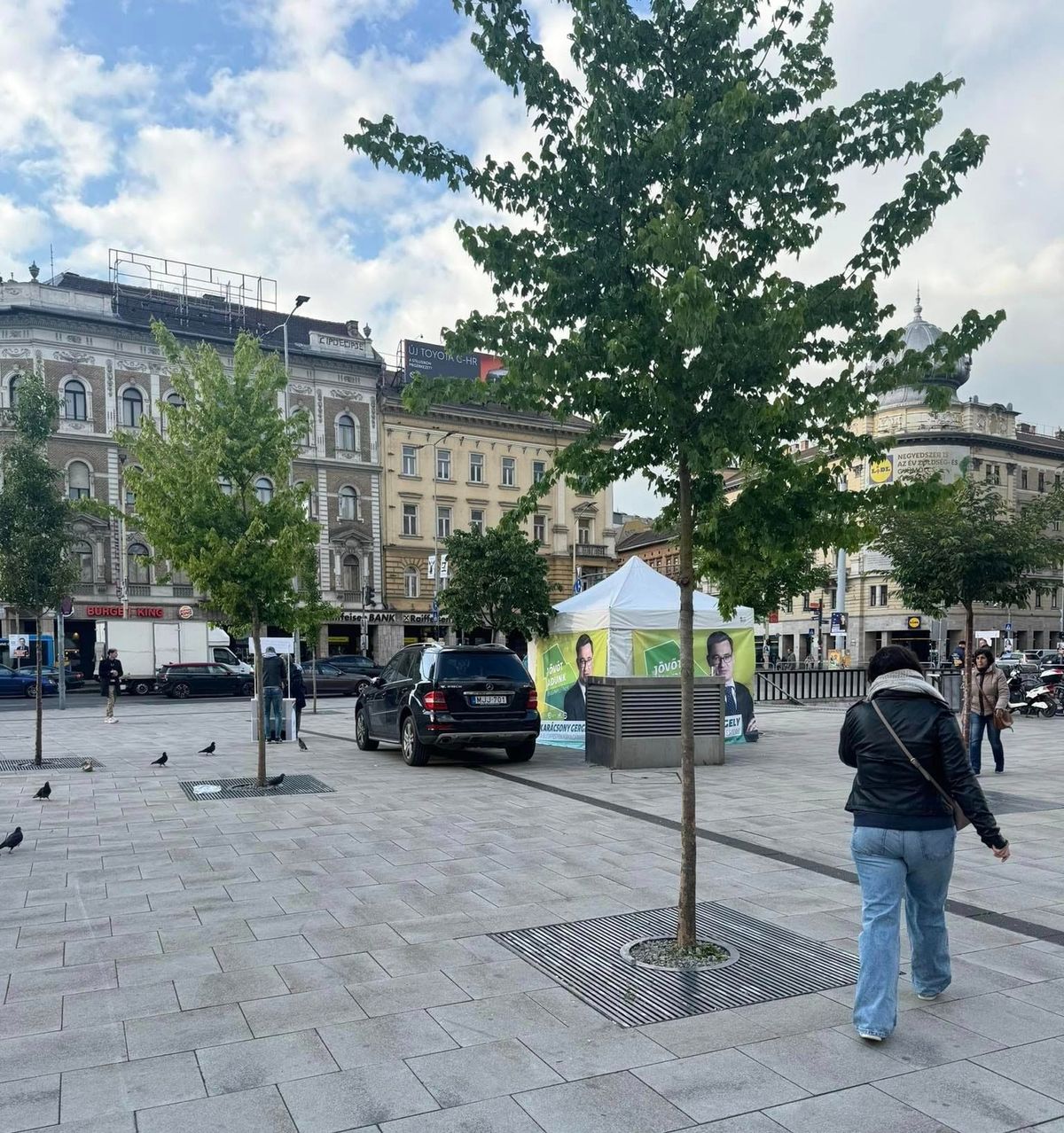 Luxus terepjáró a Blaha térkövein – Karácsony sátrát őrzik