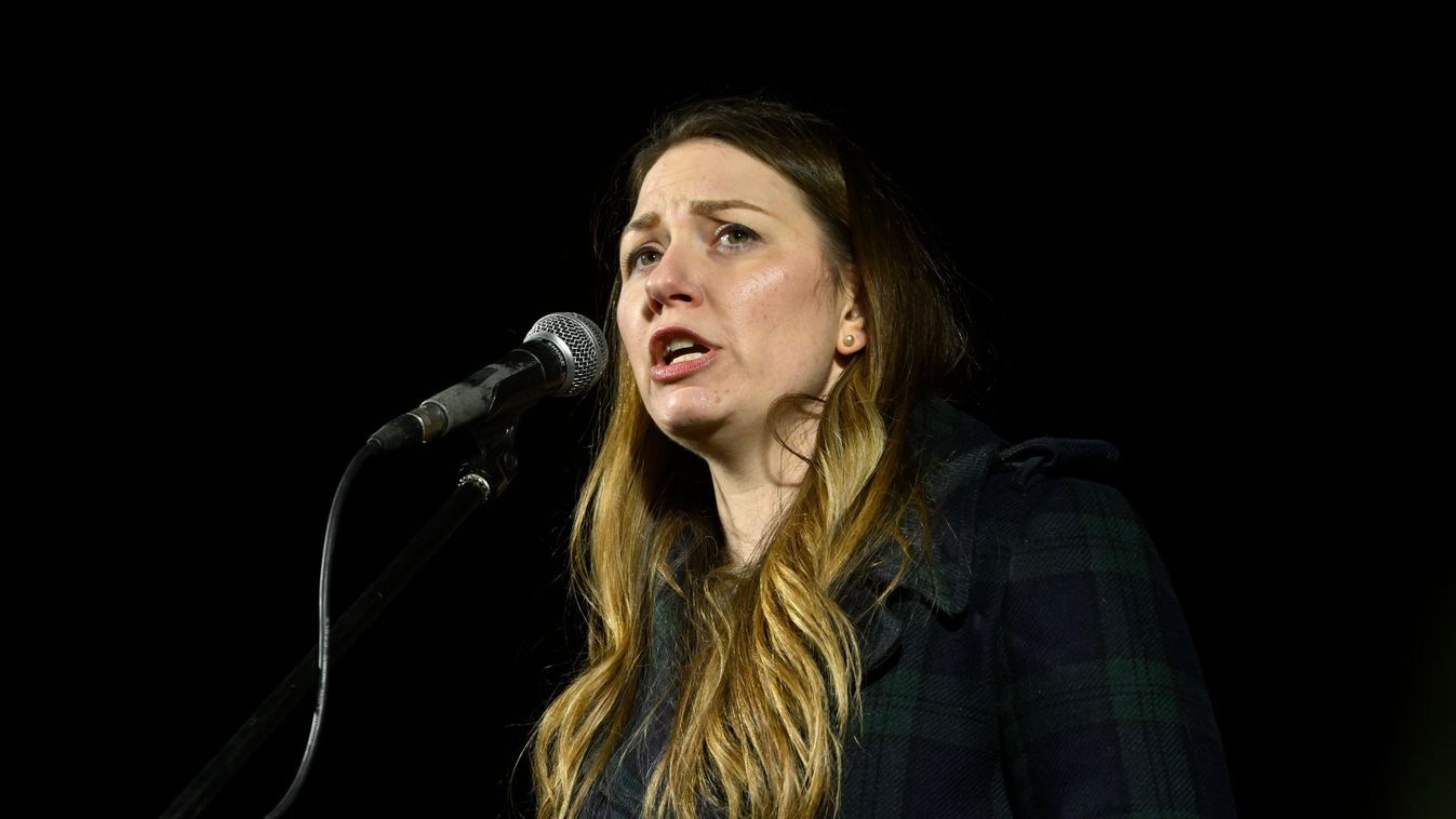 A Momentum szerint az LMBTQ-propaganda nem, de a háborús plakátok veszélyt jelentenek a gyermekekre