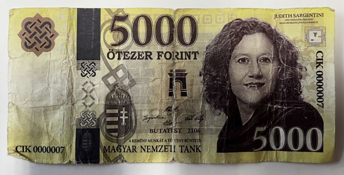 Sargentinit ábrázoló ötezer forintossal fizetett, azután kést rántott egy férfi
