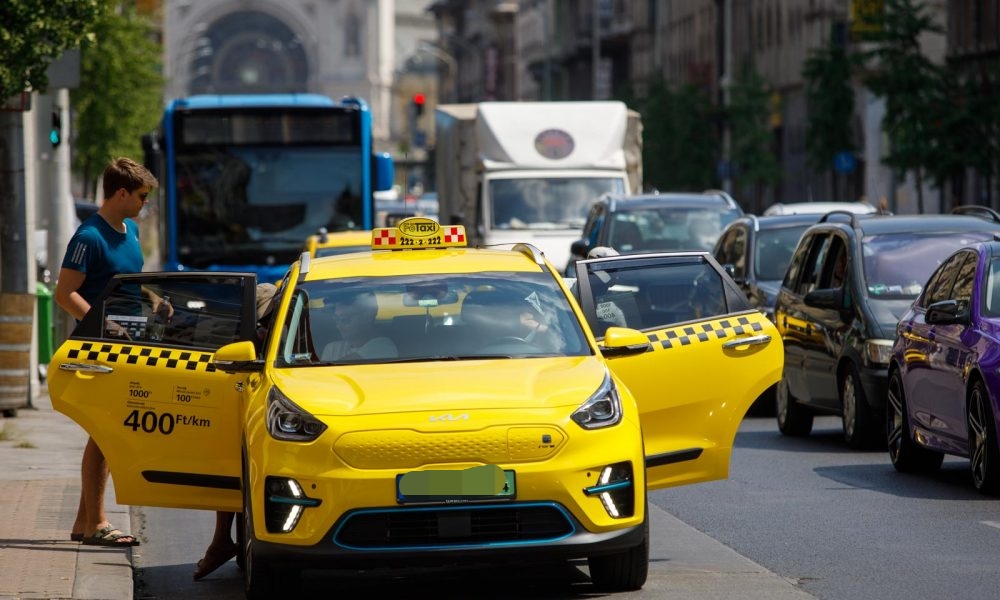 166 taxisofőrt ellenőrzött a rendőrség – túlszámlázás és bódult állapotban vezetés is előfordult