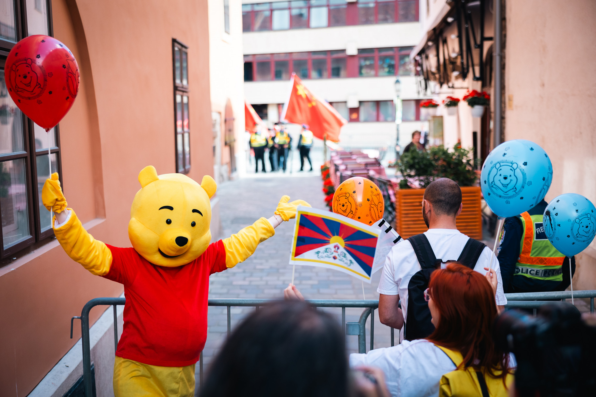 A Momentumosok Micimackó-jelmezben tüntettek a kínai elnök látogatása ellen