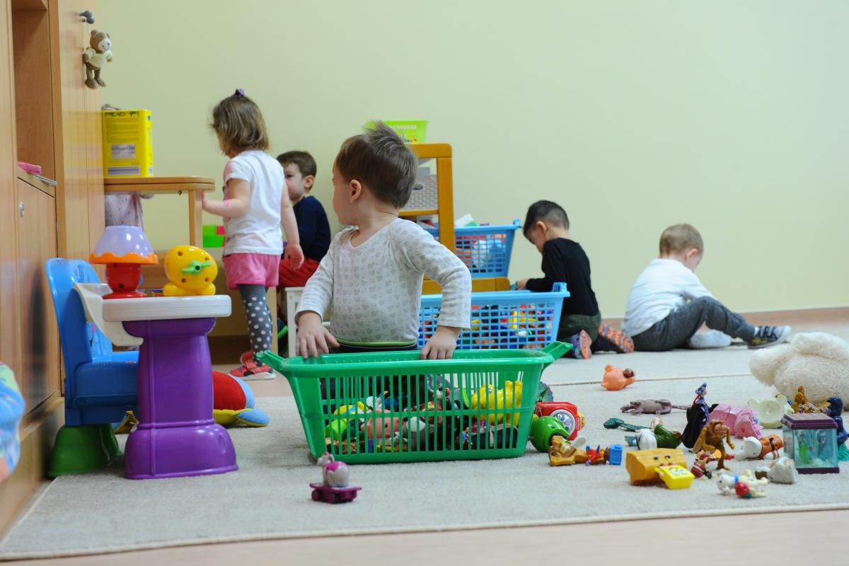 Egy bölcsis nevelő fejbe dobott egy kisfiút, egy kicsi lánynak meg a száját ragasztotta le