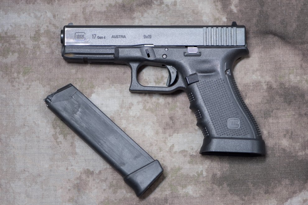 Lőfegyvereket és hangtompítókat találtak a pénzügyőrök egy albán autóban