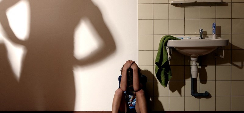 Tízéves fiút vert félholtra négy diáklány – életveszélyes állapotban vitték kórházba