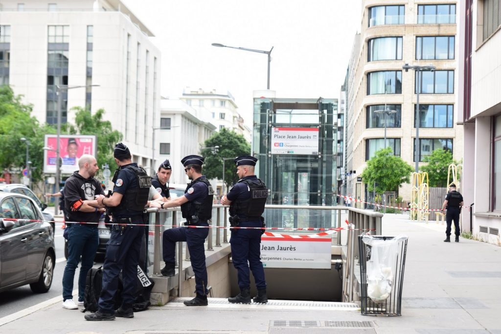 Több embert is megsebesített egy késelő a lyoni metróban