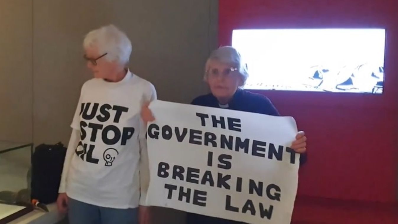 Két 80 éves matróna kalapáccsal esett neki a Magna Cartának Londonban – videóval