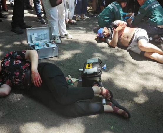 Amerikai vendégoktatókat késeltek meg Kínában