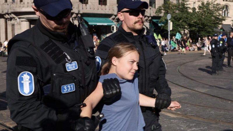 Megint rendőrök hurcolták el Greta Thunberget