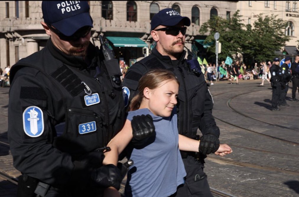 Megint rendőrök hurcolták el Greta Thunberget