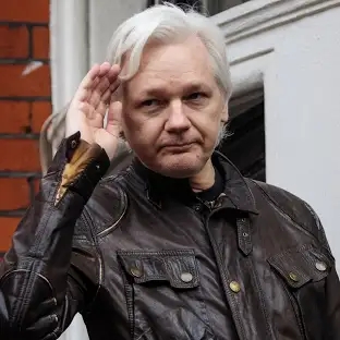 Kiengedték a börtönből Julian Assange-t