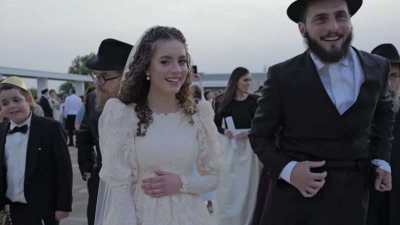 Férjhez ment Köves Slomó lánya – ezer vendég volt – videóval