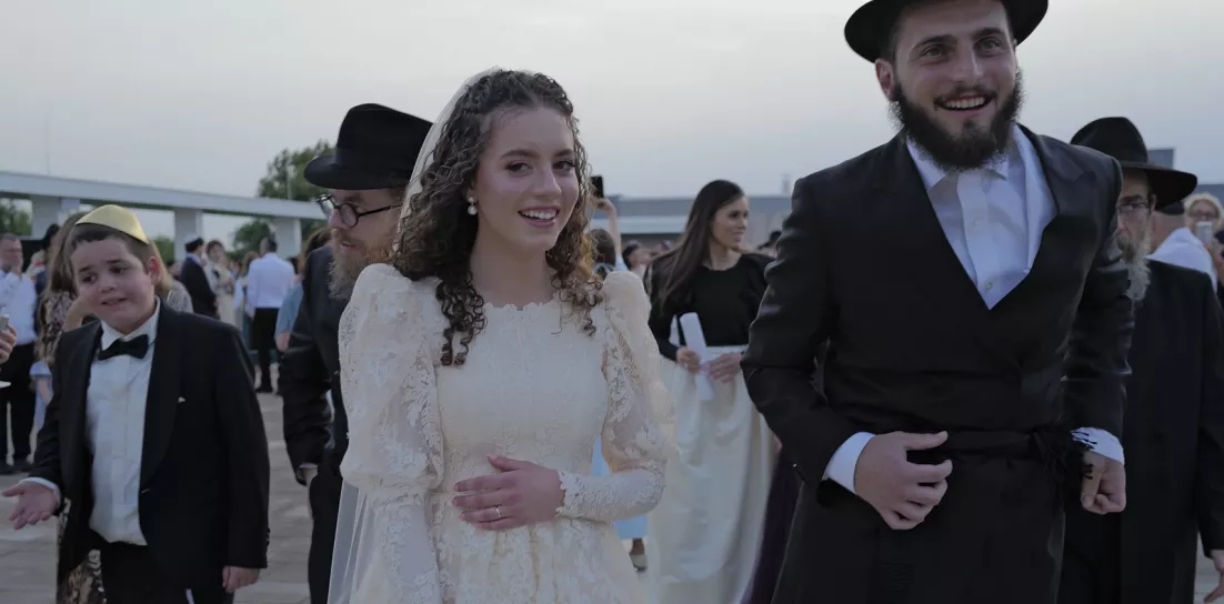 Férjhez ment Köves Slomó lánya – ezer vendég volt – videóval