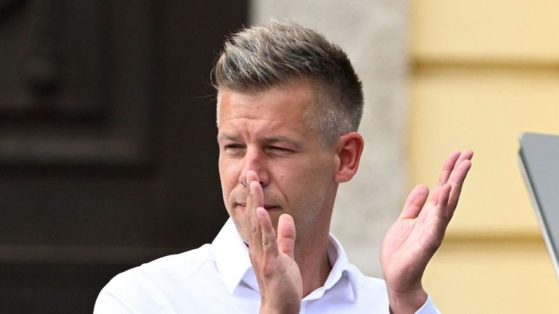 Lassan egy lemezre való is összejön a Magyar Péterhez írt, odaadó dalokból