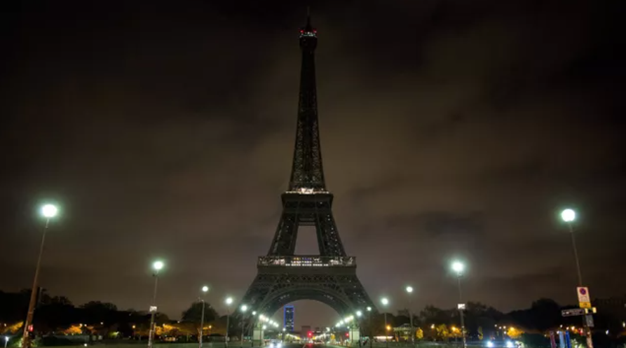 Hárman felmásztak, egyikük pedig le is ugrott az Eiffel-toronyról