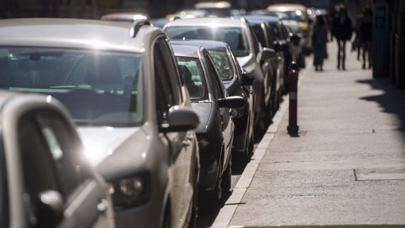 35 percig volt egy tűzforró autóba zárva Budapesten két kisfiú – kórházba kerültek