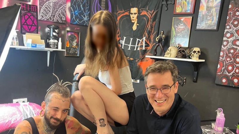 Ez de beteg! Karácsony fejét tetováltatta magára