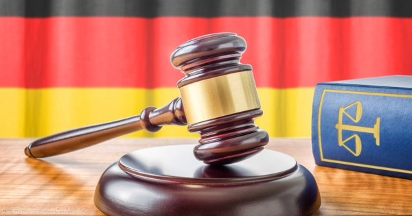 Pornót nézett a saját tárgyalásán a vádlott – szexuális erőszakkal vádolták a migránst