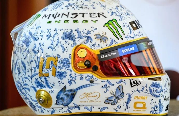 Kézzel festett Herendi-mintás sisakban versenyez a Hungaroringen Lando Norris