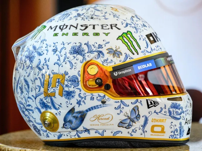 Kézzel festett Herendi-mintás sisakban versenyez a Hungaroringen Lando Norris