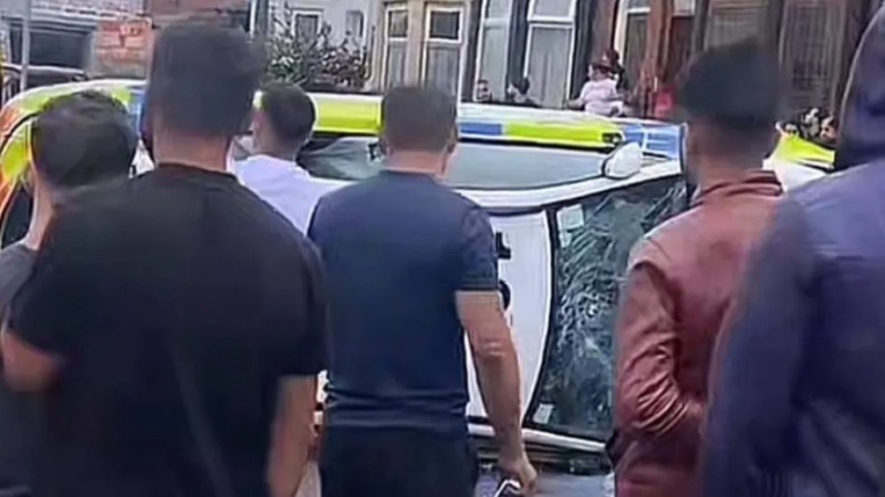 Leeds-ben menekültek a rendőrök az őrjöngő bevándorlók elől