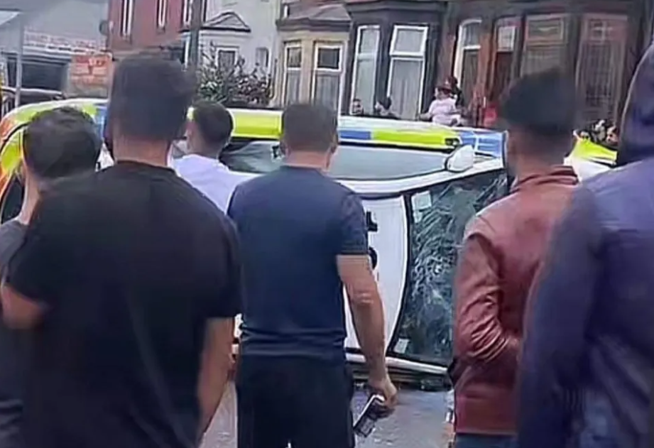 Leeds-ben menekültek a rendőrök az őrjöngő bevándorlók elől