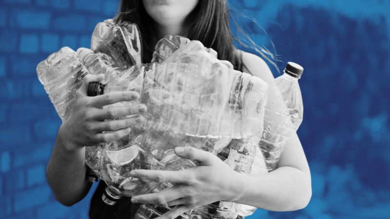 Zsákban húzzuk magunk után a műanyag palackokat, de nem működik az automata