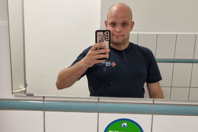 A halálra ítélt német férfi bilincsbe verve könyörgött a német tévében