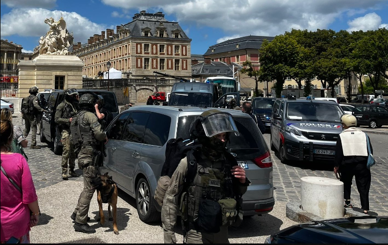 A Versailles-i kastélyhoz riasztották a terrorelhárítókat