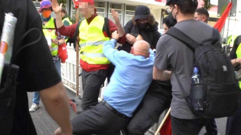 Megharapta az antifát az egyik AfD-s politikus – Videóval