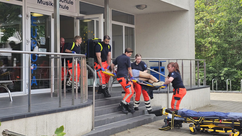 Németországban szír diákok nyakon szúrták a tanárukat