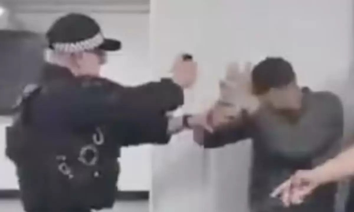A manchesteri repülőtéren bántalmazott muszlim férfi verte a rendőröket – videóval