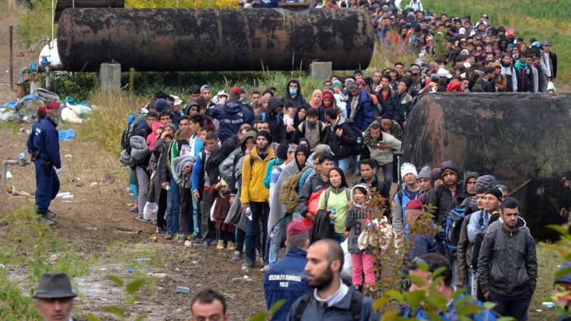 A magyar kormány migránsok tízezreit fogja átengedni Ausztriába és Németországba