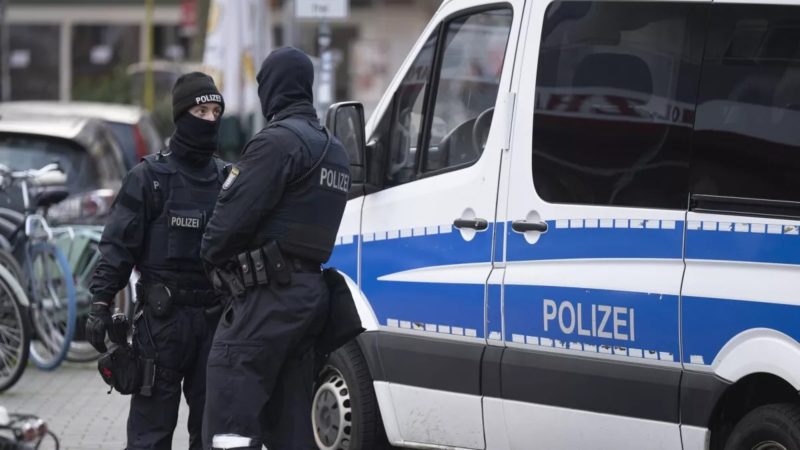 Rendőrökre késsel támadó férfit lőttek agyon egy német vasútállomáson