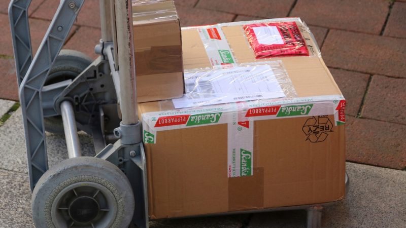 Összeomlás előtt a futárcégek, tépik a hajukat a vásárlók