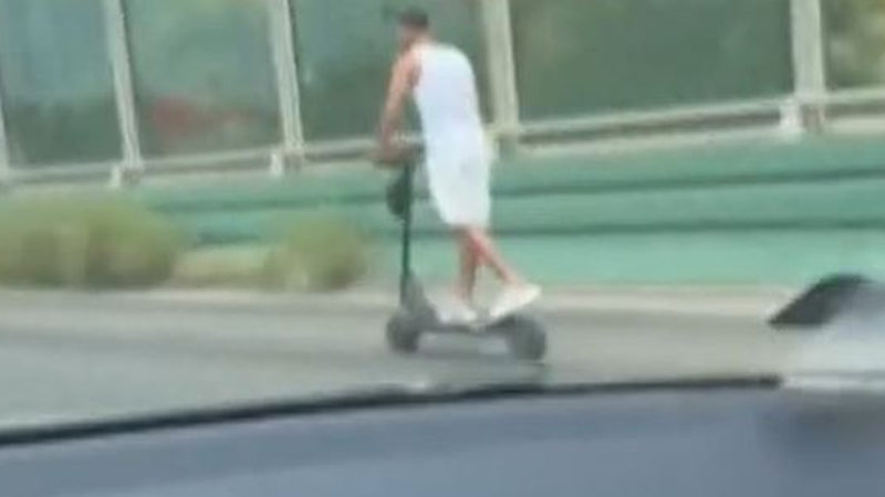 Az M5-ös autópálya bevezetőjén száguldozott a rolleres