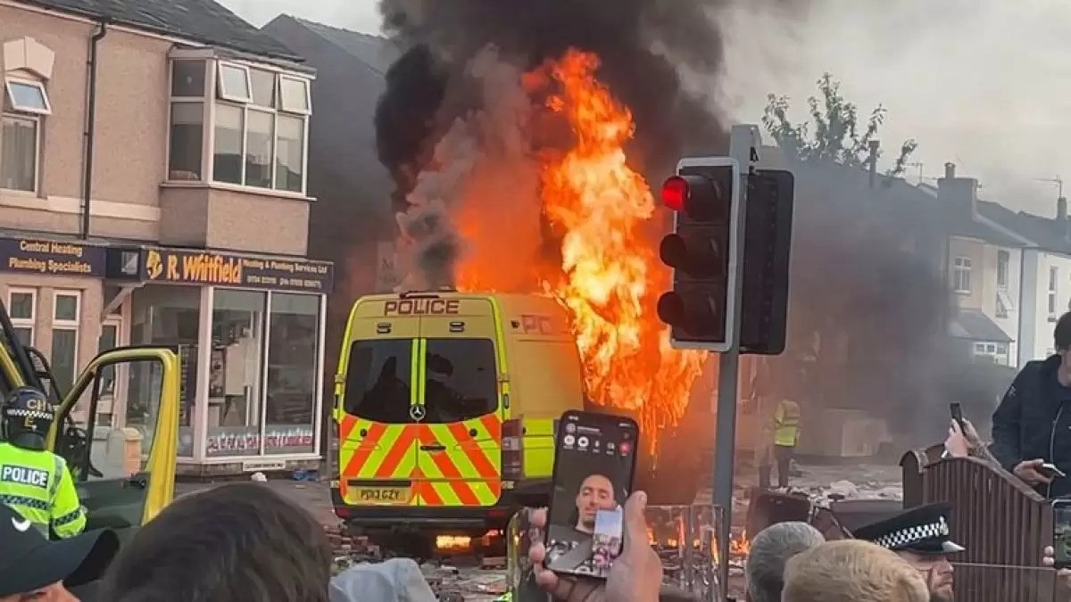 39 rendőr megsebesült Nagy Britanniában a gyerekek elleni késes támadás utáni zavargásokban