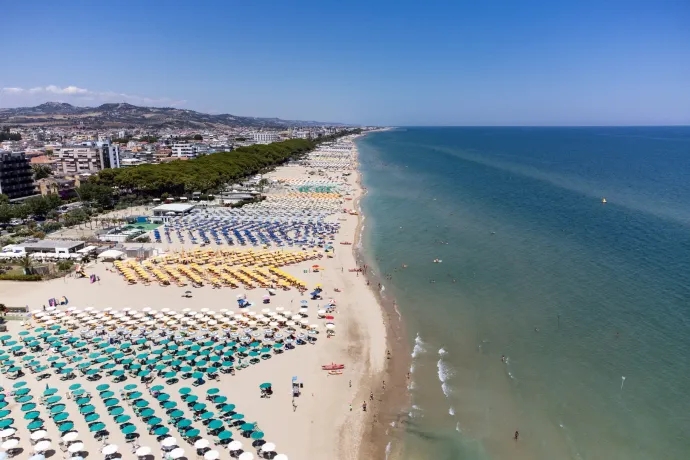 Villám csapott a fürdőzőkbe egy olasz strandon – kitört a pánik