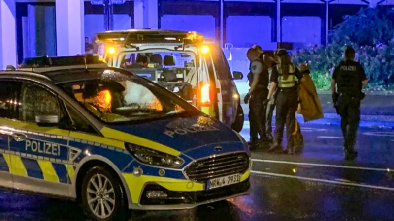 Koszos és véres ruhában adta fel magát a rendőröknek a solingeni késes támadás feltételezett elkövetője