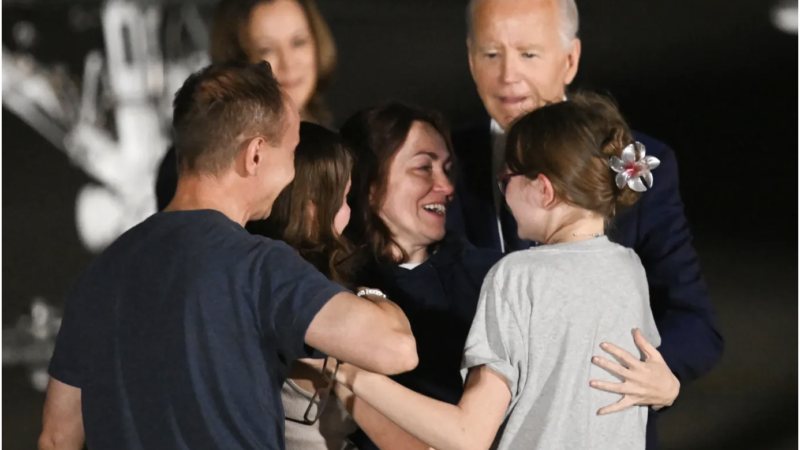 Biden és Harris együtt üdvözölte landolásuk után a fogolycserével szabadult amerikaiakat