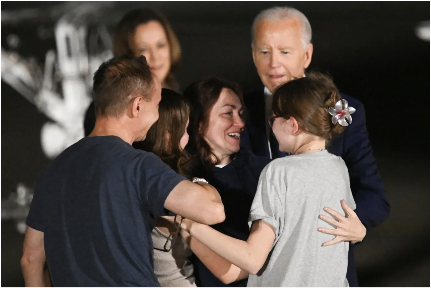 Biden és Harris együtt üdvözölte landolásuk után a fogolycserével szabadult amerikaiakat