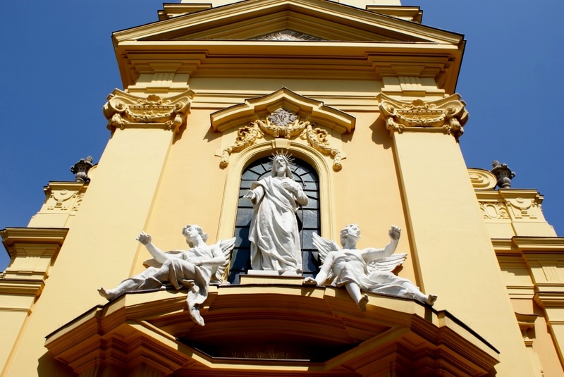 Két pedofil pap akadt fenn az egyházi gyermekvédelmi jelzőrendszeren