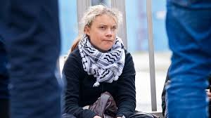 Greta Thunberget ezúttal egy palesztinbarát tüntetésen tartóztatták le