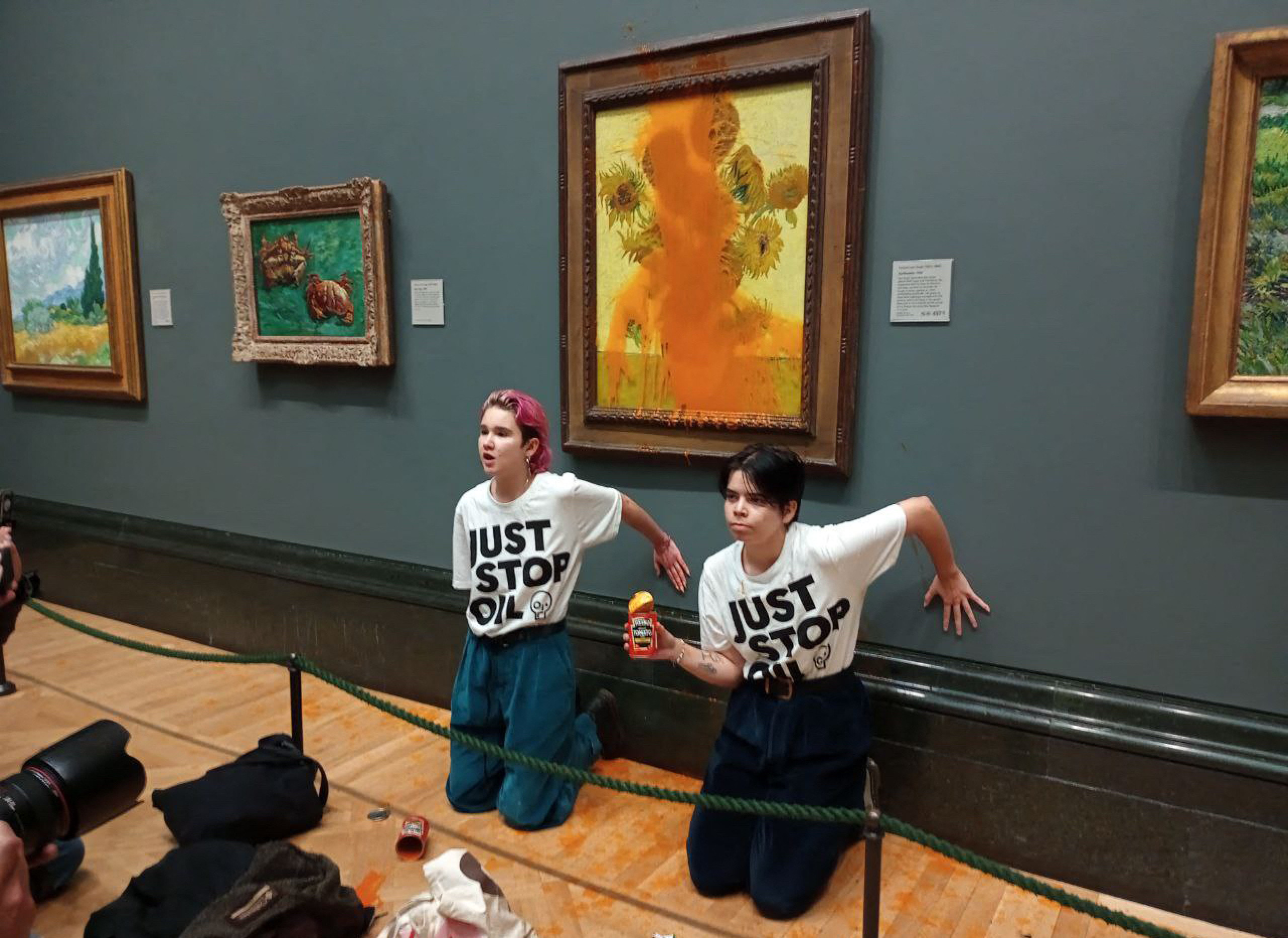 Megint levessel öntötték le Van Gogh festményeit