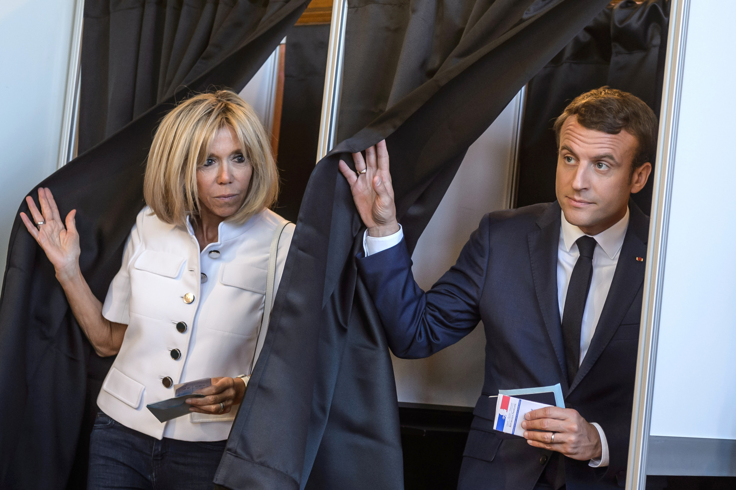 Emmanuel és Brigitte Macron nem cáfol, inkább új módszerekkel támad