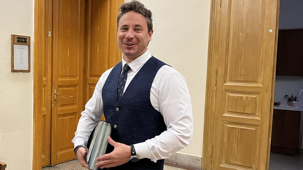 Elrendelte a bíróság, hogy ellenőrizzék Schadl György nyomkövetőjének GPS-adatait