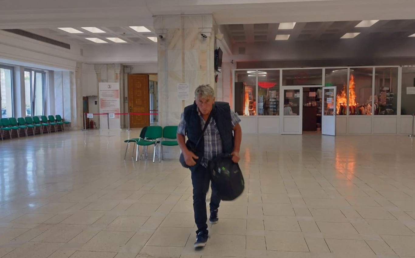 Egy ismeretlen látogató felgyújtotta a román parlament egyik irodáját