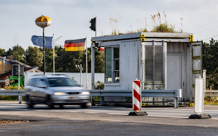 Nem lehet elnézni a német határellenőrzést, és közben elmarasztalni a magyar kormányfőt – jelentette ki egy lengyel EP képviselő