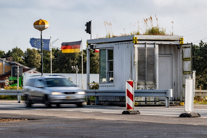 Nem lehet elnézni a német határellenőrzést, és közben elmarasztalni a magyar kormányfőt – jelentette ki egy lengyel EP képviselő