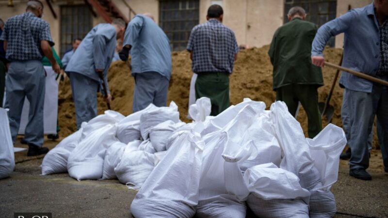 A rabok is segítik az árvízi védekezést – több ezer homokzsákot töltöttek meg a börtönökben